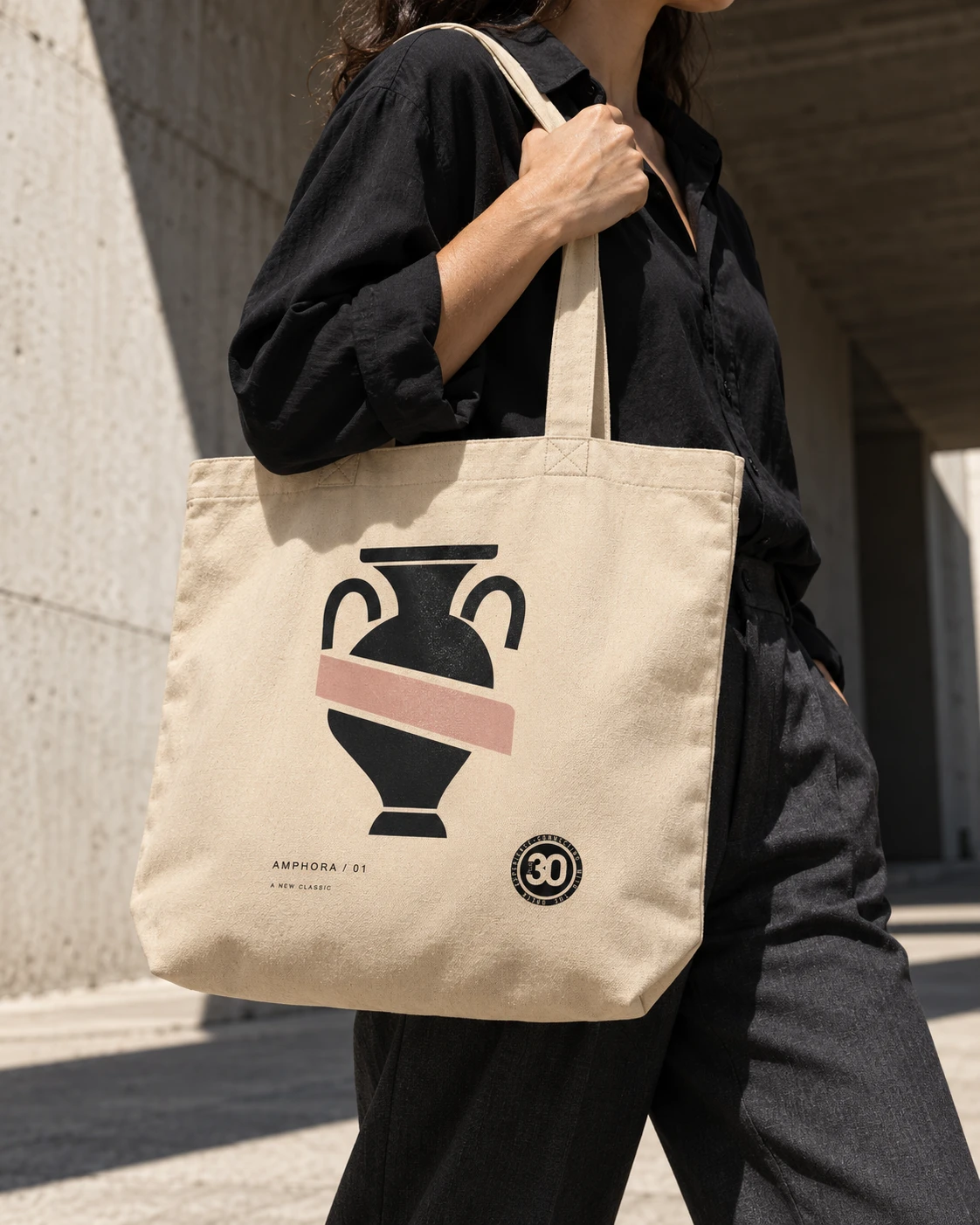 AMPHORA-Tasche in Oyster, getragen zu dunkler Kleidung in einer architektonischen Straßenszene