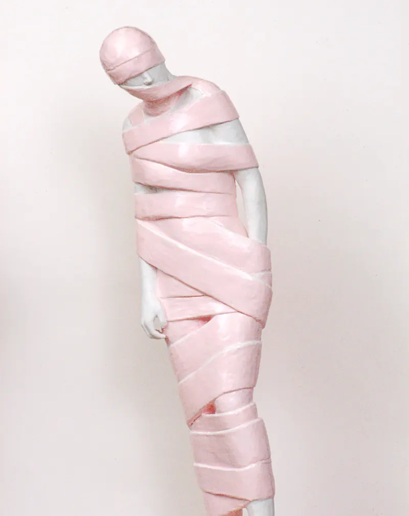 Figura scultorea con nastro rosa dall’archivio visivo Plus 30